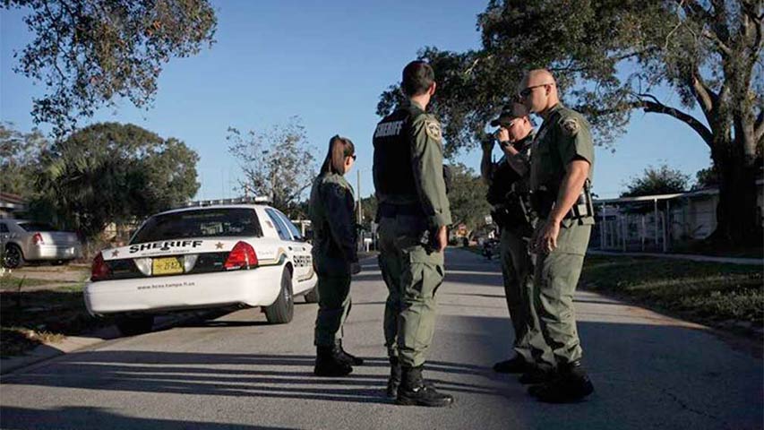 Policía de Tampa escolta a niños ante presunto asesino serial