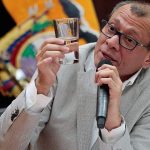 Vicepresidente de Ecuador acató “bajo protesta” orden de prisión en su contra