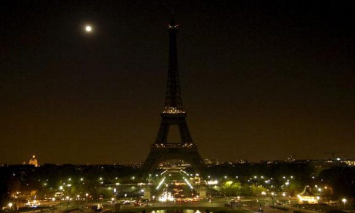 Torre Eiffel se apagará este lunes por las víctimas de Marsella y Las Vegas