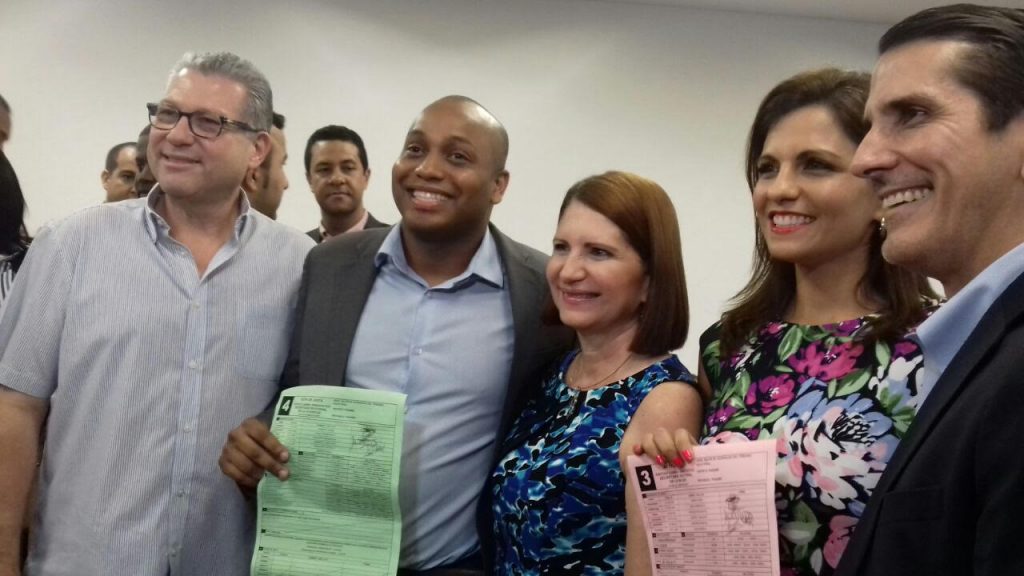 Renovación gana y llama a la unidad.