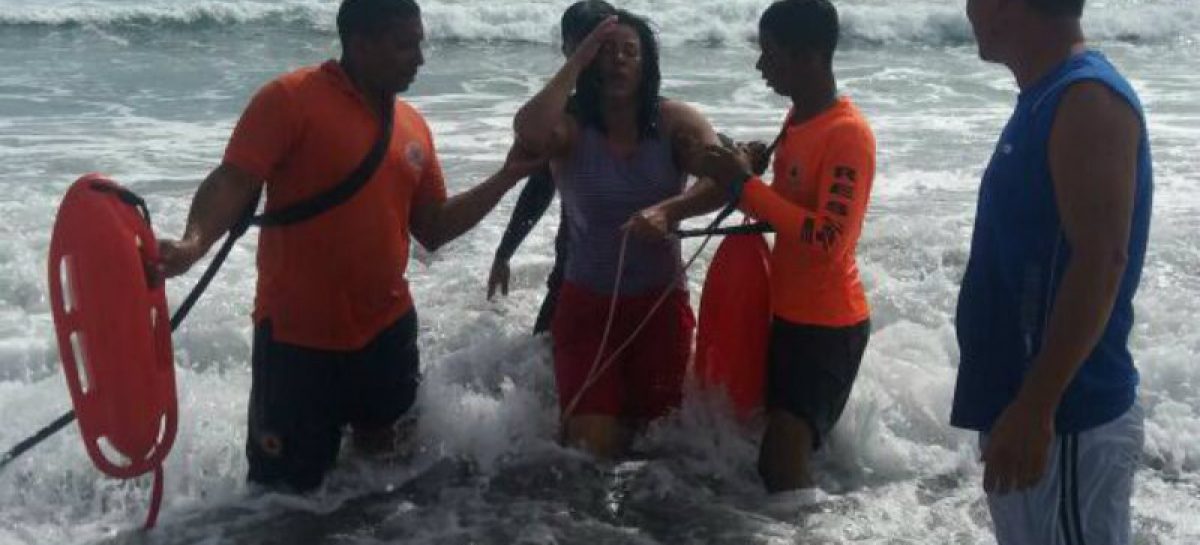 Rescataron a mujer de 42 años en playa de La Barqueta
