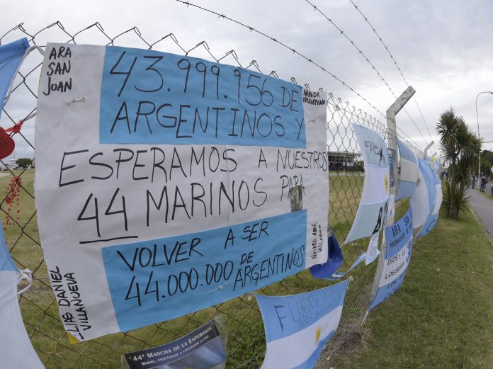 Dolor y llanto de familiares de submarinistas tras confirmarse la explosión