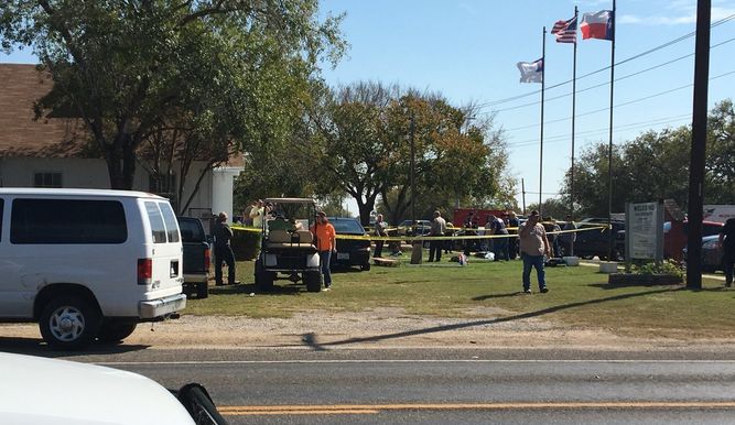 Tiroteo en iglesia de Texas dejó al menos 27 muertos y docenas de heridos