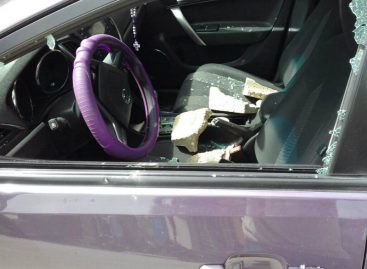 Estudiante partió vidrio del vehículo de una maestra en Colón