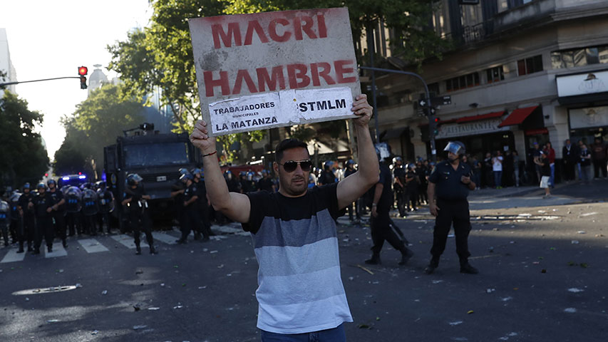 Argentina aprobó reformas de pensiones tras horas de violencia