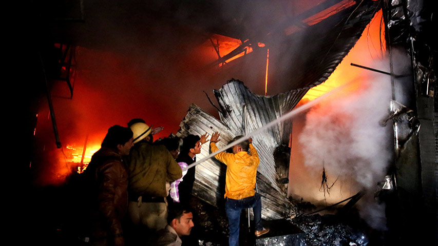 Al menos 12 muertos por incendio en una tienda en Bombay