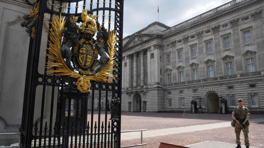 Detuvieron a un hombre por intentar saltar el muro del palacio de Buckingham