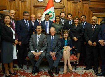 Presidente de Perú llega al Congreso para defenderse de destitución
