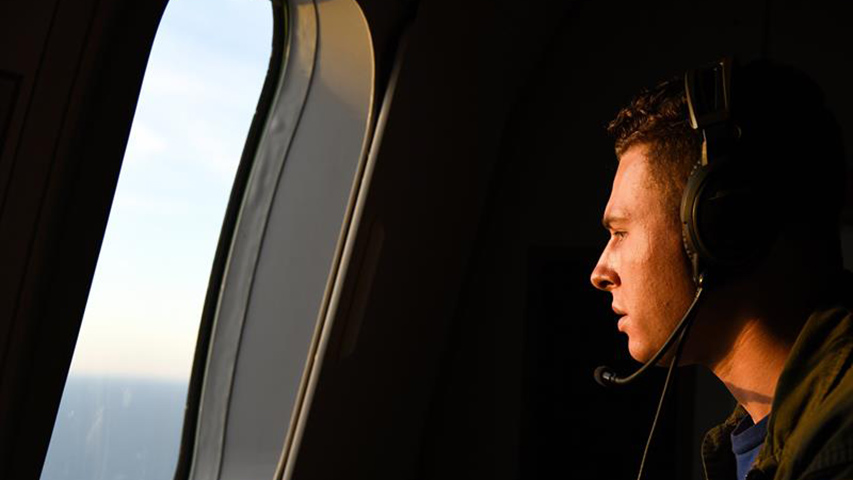 Submarino argentino es buscado a 950 metros de profundidad