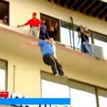 ¡Susto! El periodista Lin Yueng probó el colchón de salvamento de los Bomberos (VIDEO)