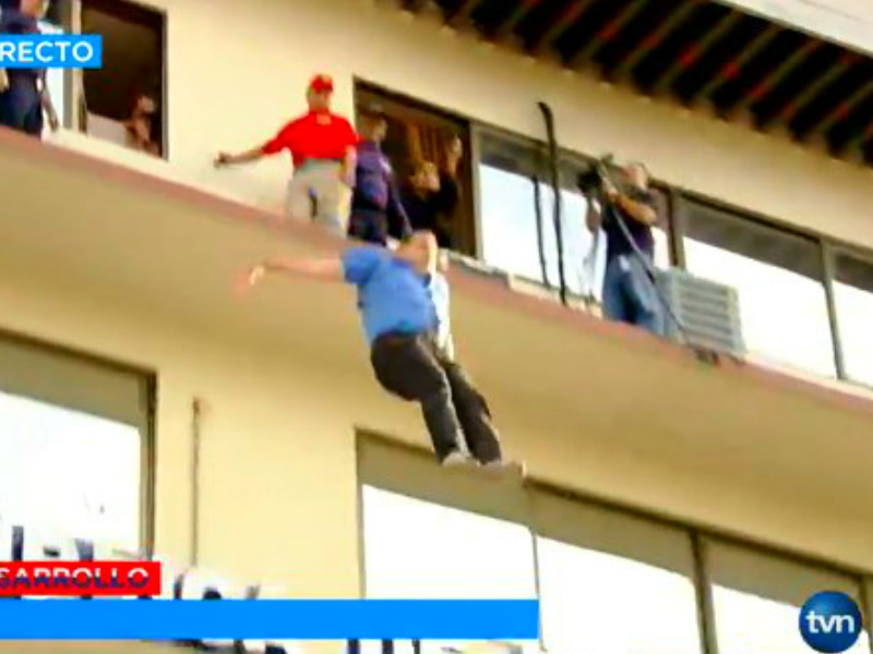 ¡Susto! El periodista Lin Yueng probó el colchón de salvamento de los Bomberos (VIDEO)