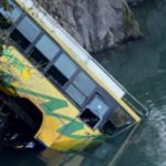 40 personas murieron al caer autobús a río en la India