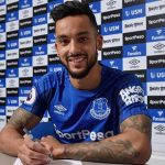 Theo Walcott fichó con el Everton hasta 2021