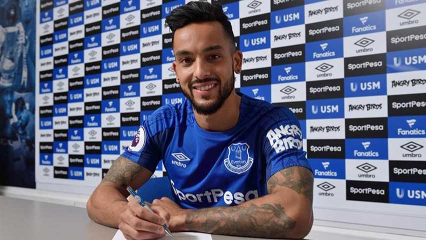 Theo Walcott fichó con el Everton hasta 2021