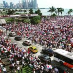 protestar en la cinta costera