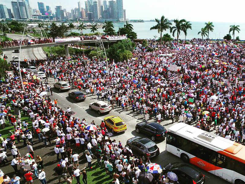 protestar en la cinta costera