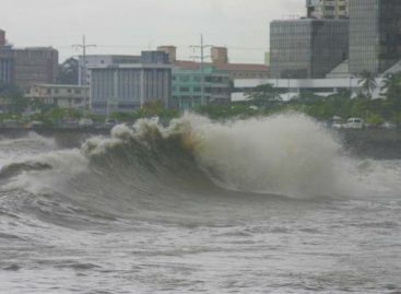 Emiten alerta por fuerte oleaje y lluvias en zonas costeras del país