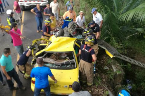 Aparatoso accidente: Camión aplastó un taxi en corregimiento de Santa Rita