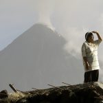 Volcán filipino Mayon bajó su actividad aunque ya suman 80.000 evacuados