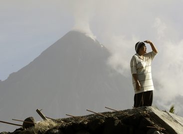 Volcán filipino Mayon bajó su actividad aunque ya suman 80.000 evacuados