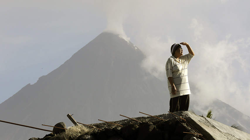 Volcán filipino Mayon bajó su actividad aunque ya suman 80.000 evacuados