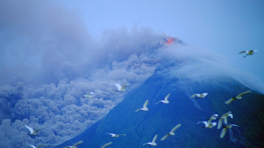 El volcán filipino Mayon vierte lava y amenaza con una erupción explosiva