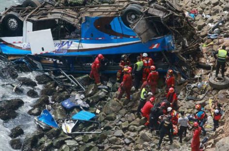 Caída de autobús a precipicio en Lima dejó más de 36 fallecidos