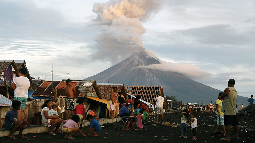 Volcán filipino Mayon intensifica sus erupciones y hay ya 70.000 evacuados