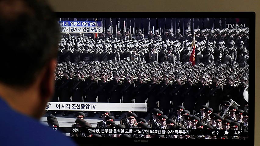 Kim Jong-un presidió el desfile militar por el aniversario del Ejército