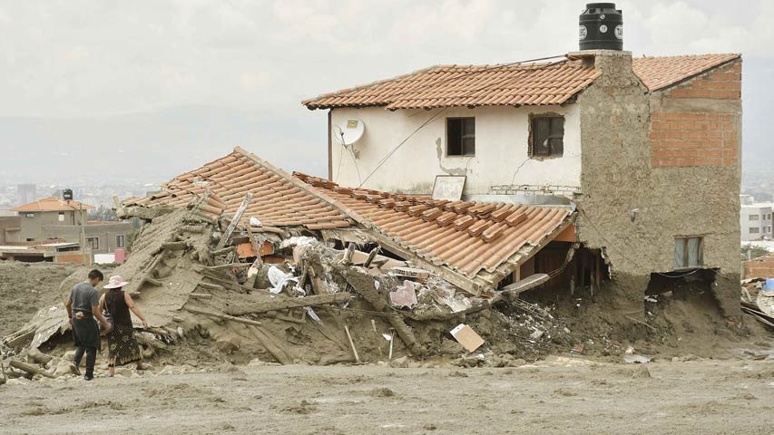 Al menos cuatro personas murieron tras riada con lodo en el centro de Bolivia