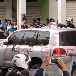 Turba saboteó entrevista de Correa cuando hacia campaña por el NO