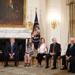 ¿WTF? Trump sugirió armar a profesores para evitar tiroteos en las escuelas