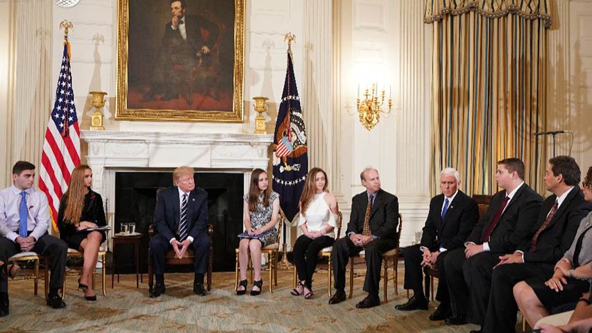 ¿WTF? Trump sugirió armar a profesores para evitar tiroteos en las escuelas