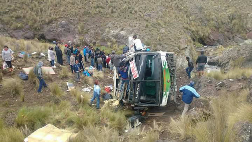 Siete muertos y 40 heridos por caída de un autobús en Perú
