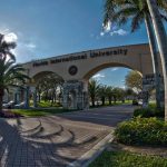 Universidad de Florida reanudó clases tras derrumbe de puente peatonal