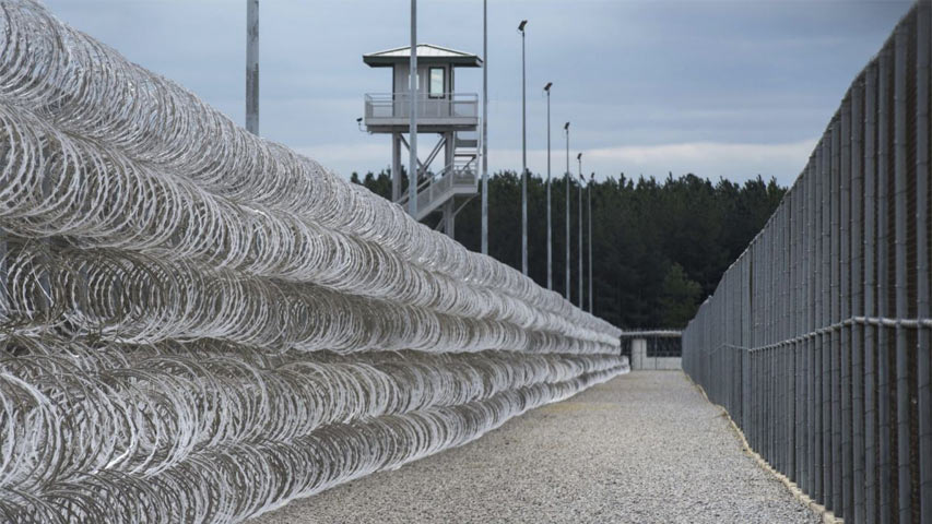 Siete presos muertos y varios heridos tras pelea en una prisión de Estados Unidos