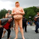 estatua de Donald Trump desnudo