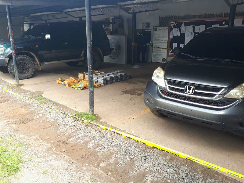 Caen dos panameños y tres extranjeros con 100 paquetes de droga en Veraguas