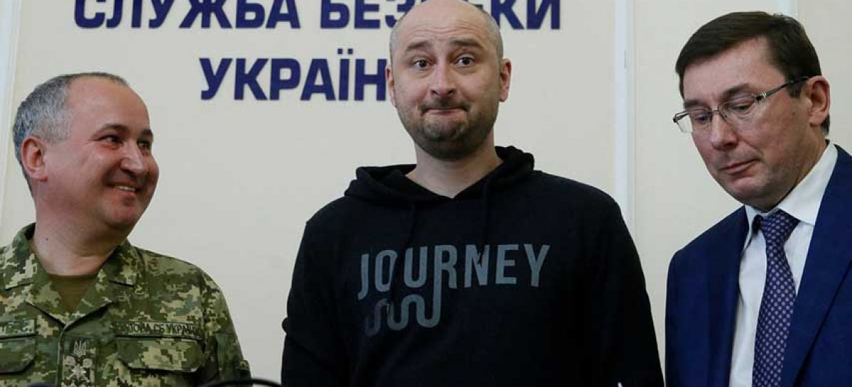 Periodista ruso reapareció en Kiev y denuncia plan para asesinarlo