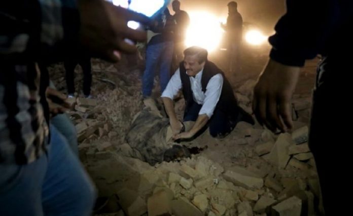 Se elevan a tres los muertos por derrumbe de viejo teatro en Argentina