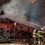 Un muerto tras derrumbe de edificio incendiado en Sao Paulo