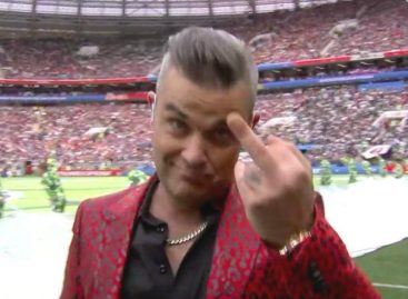 El gesto de Robbie Williams que causó polémica en inauguración de Rusia 2018