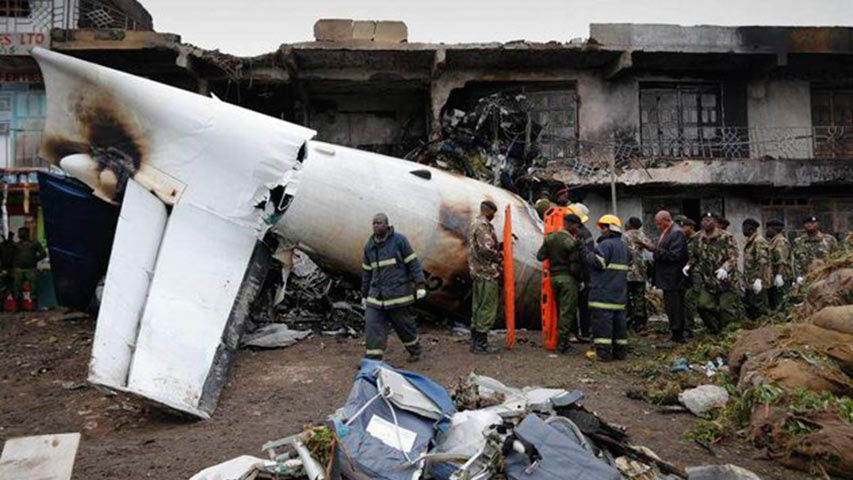 CONFIRMADO: Murieron las 10 personas del avión que se estrelló en Kenia
