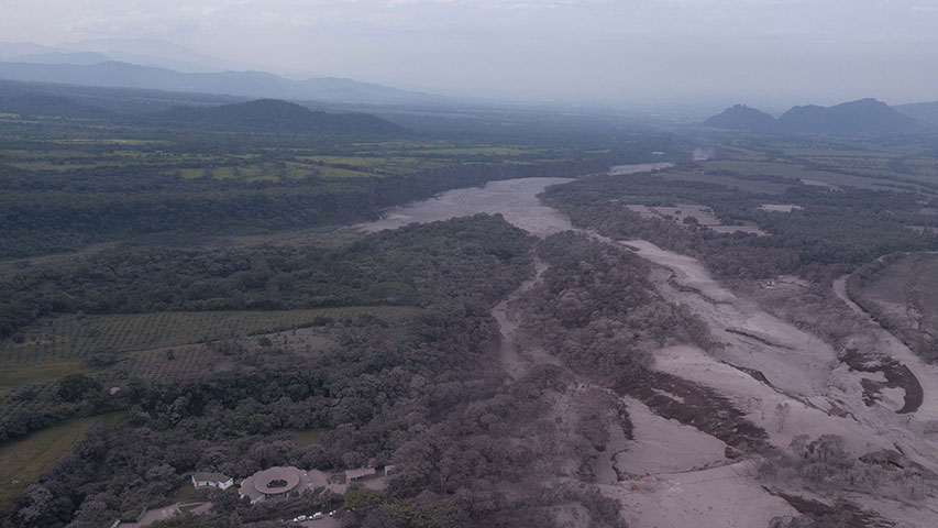 Evacúan área cercana al Volcán de Fuego de Guatemala por temor a nueva erupción