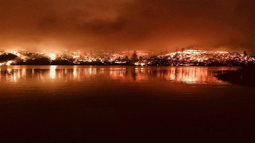 Al menos 5 muertos y 38 mil personas evacuadas por incendio en norte de California