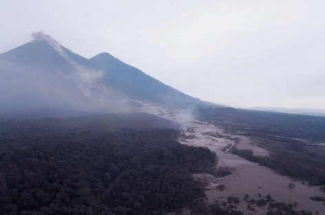 Hallan 18 restos humanos en zona cero del volcán de Guatemala