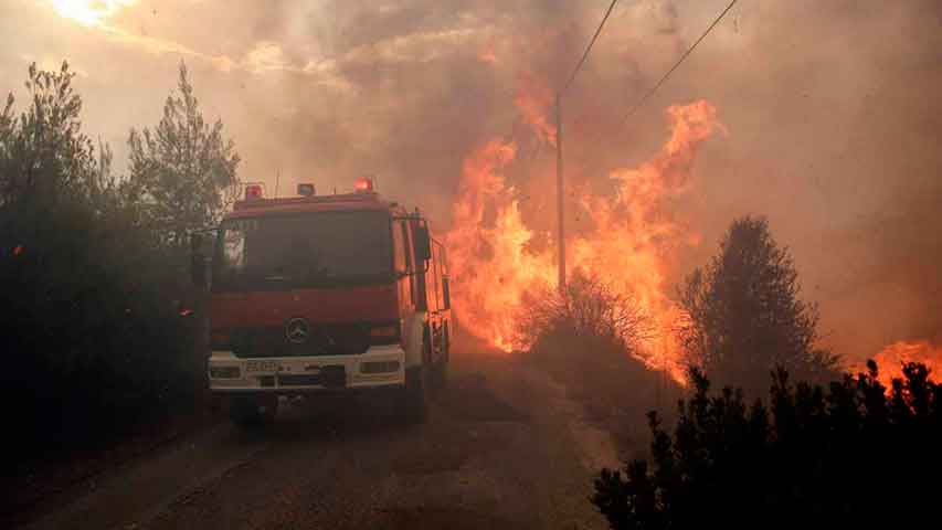 Una persona murió tras combatir incendio forestal en California