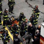 Cuatro personas resultaron heridas al estrellarse un carro contra dos tiendas