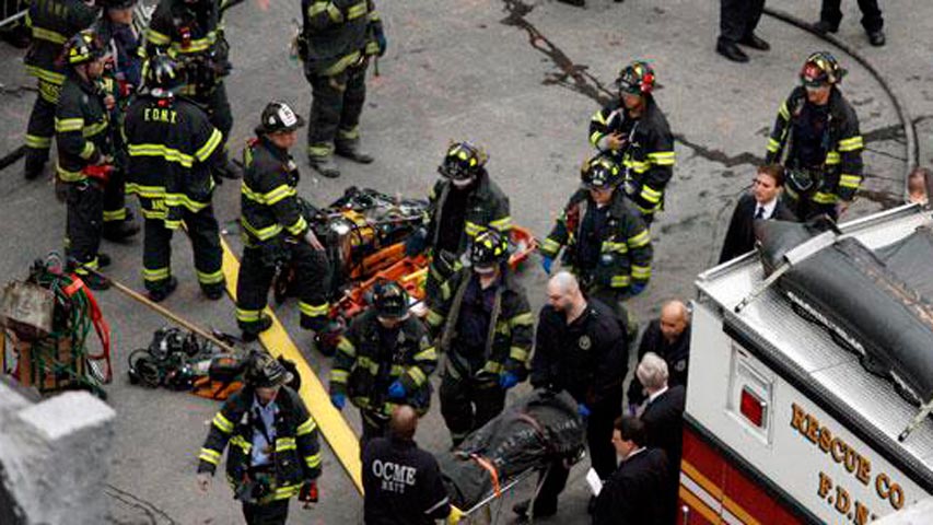 Cuatro personas resultaron heridas al estrellarse un carro contra dos tiendas