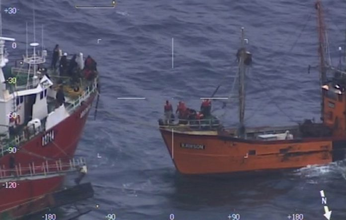 Encontraron pesquero argentino hundido con siete tripulantes
